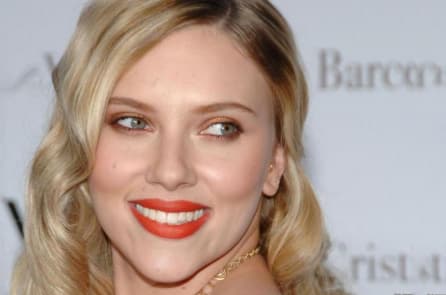 Vì sao phụ nữ nên cần tối thiểu một thỏi son cam?