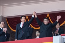 Lễ Quốc khánh Triều Tiên: Lật Chiến Thư dè dặt cầm tay Kim Jong-un
