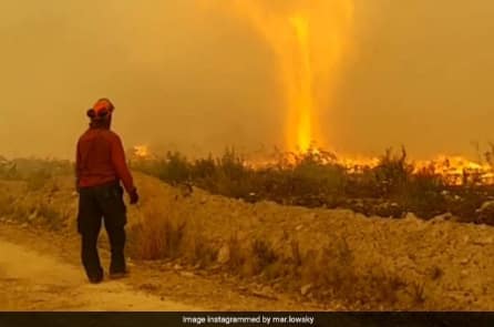 ‘Lốc xoáy lửa’ giật vòi phun từ lính cứu hỏa, đốt cháy trên không (video)