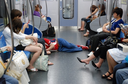 Những tư thế ngủ gật hài hước của người Nhật