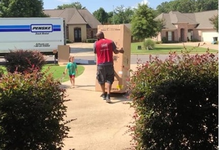 Người giao hàng trở thành siêu anh hùng của khách hàng nhí