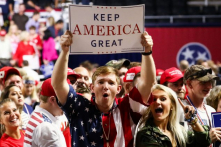Tỷ lệ tín nhiệm Tổng thống Trump tăng lên 50%