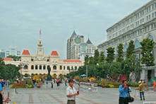 Chủ tịch TP.HCM: ‘Không phải vì nhà hát mà dừng xây BV, giảm kẹt xe’