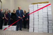 Trump tiết kiệm 33 tỷ USD, Obama thêm 245 tỷ USD chi phí hành chính