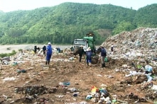 Vụ bãi rác Khánh Sơn: ‘Con tôi 40 tuổi chết vì ung thư, chồng cũng chết rồi…’