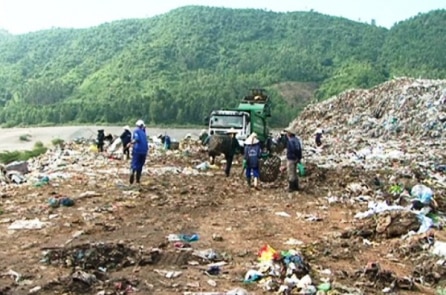 Vụ bãi rác Khánh Sơn: ‘Con tôi 40 tuổi chết vì ung thư, chồng cũng chết rồi…’