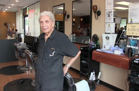 Ông lão cắt tóc cao tuổi nhất thế giới: 107 tuổi và vẫn làm việc