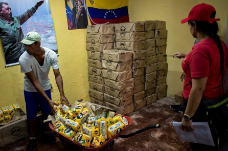 Quan chức Venezuela cấu kết với thương nhân rút ruột tiền trợ cấp cho dân