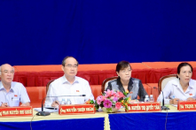 Người phụ nữ ném giày trong buổi tiếp xúc cử tri bị phạt 750.000 đồng