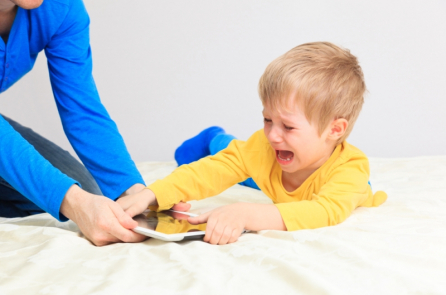 5 nguy hại khi cho con chơi smartphone thỏa thích mỗi ngày