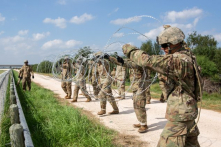 Texas triển khai 10.000 binh sĩ và Vệ binh Quốc gia tới biên giới để đối phó với người di cư