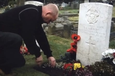 Người đàn ông Anh hơn 25 năm chăm sóc phần mộ của người lính Úc xa lạ