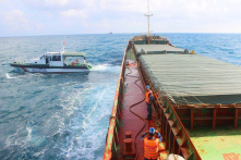 Tạm giữ tàu vận chuyển gần 3.000 tấn than không hợp pháp