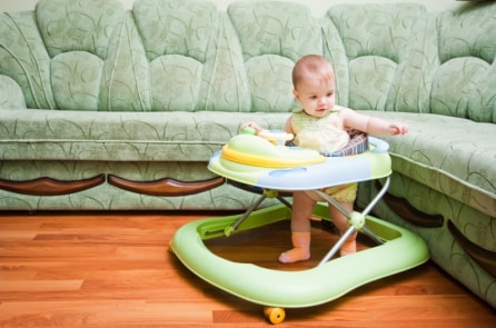 “Xe tập đi” của bé mà cha mẹ thường mua có lợi hay hại?