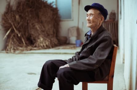 “Ông ơi, tôi sắp phải đi rồi, ông hãy ôm tôi đi”