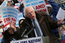 Thượng nghị sĩ Bernie Sanders và ảo tưởng mức lương tối thiểu 15 USD