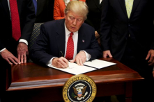 Trump ký luật hoàn lương cho nhân viên liên bang bị ảnh hưởng chính phủ đóng cửa