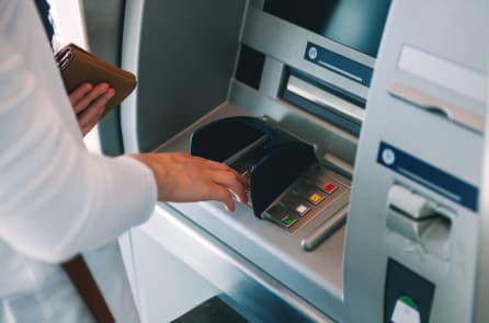 Chính phủ yêu cầu không dùng tiền mặt thanh toán tiền điện, nước, học phí