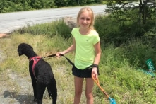 Cô  bé 11 tuổi ân cần giúp đỡ 2 người lạ gặp nạn trên đường