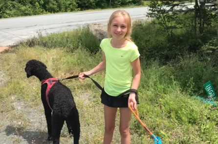 Cô  bé 11 tuổi ân cần giúp đỡ 2 người lạ gặp nạn trên đường