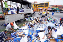 Tiền Giang: Người dân gom bia bị đổ ra đường giúp tài xế