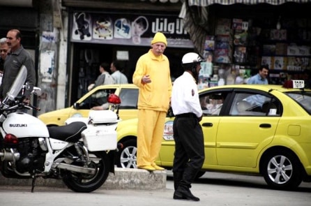 Người đàn ông kỳ lạ chỉ mặc đồ màu vàng trong suốt 35 năm