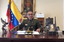 Tùy viên quân sự Venezuela đào thoát, kêu gọi quân đội ủng hộ ông Guaido