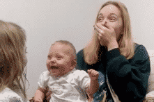 Xúc động em bé cười liên tục khi lần đầu tiên được nghe rõ