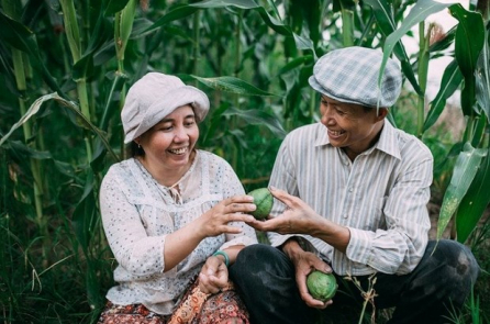 Khen ngợi ưu điểm của nhau, thấu hiểu nỗi khổ của nhau