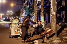 Tấm bánh nặng nghĩa tình trong đêm