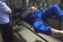 Thủ đoạn tra tấn người Tân Cương của chính quyền TQ: Cực hình “thịt nướng”