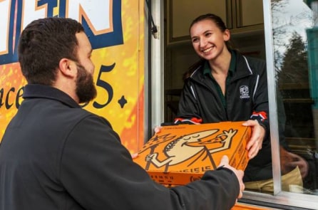 Gửi tặng tấm lòng bằng pizza: Mỗi ngày làm từ thiện!