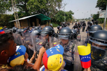Sau khi dùng bạo lực chặn viện trợ, Maduro đối mặt ‘bao vây ngoại giao’