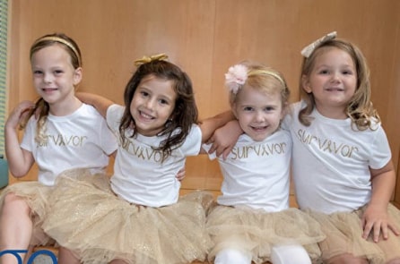 Cảm động 4 bé gái cùng nắm tay nhau vượt qua ung thư