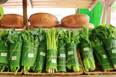 Sau Thái Lan, một số cửa hàng ở Việt Nam cũng gói rau bằng lá chuối