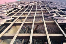 Lâm Đồng: Lốc xoáy tốc mái UBND TP, nhiều tài liệu quan trọng nguy cơ hư hỏng