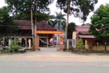 Cán bộ bắt dân chui qua háng xin thôi các chức vụ