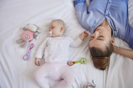 Nên ra ngoài kiếm tiền hay ở nhà chăm con?