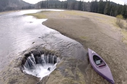 Hồ Lost Lake bí ẩn ở Mỹ: Nước hồ bị hút hết xuống một hang động