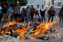 Người dân Venezuela biểu tình giận dữ vì thiếu điện, nước