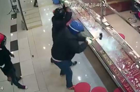 Cướp tiệm vàng biến thành trò hề khi đập mãi mà kính… không vỡ