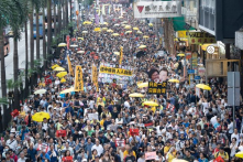 Người dân Hồng Kông kêu gọi nhau đồng loạt rút tiền khỏi Ngân hàng Trung Quốc