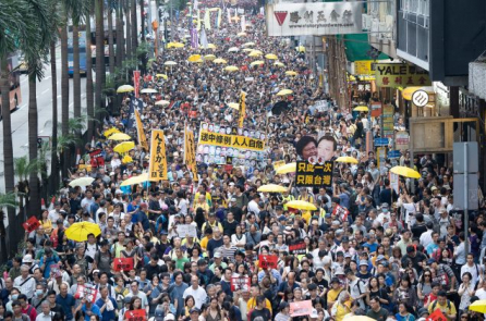 Người dân Hồng Kông kêu gọi nhau đồng loạt rút tiền khỏi Ngân hàng Trung Quốc