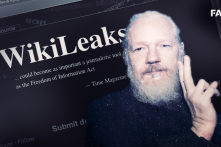 Julian Assange: Anh hùng hay tội phạm?