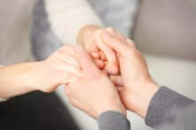 Ai cũng cần một cái nắm tay…