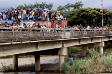 Hàng nghìn người dân Venezuela phá rào chắn, vượt biên sang Colombia