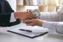 Thanh Hóa: 5 cán bộ thanh tra bị tạm giữ vì nhận hối lộ