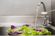 Nguy cơ ‘tái nhiễm vi sinh’ trong nước uống, nước sinh hoạt tại nhiều khu vực ở TP.HCM