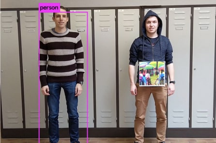 Bức tranh màu mè làm bạn “vô hình” trước camera giám sát AI