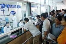 Ý kiến trái chiều về việc thu phí người nuôi bệnh